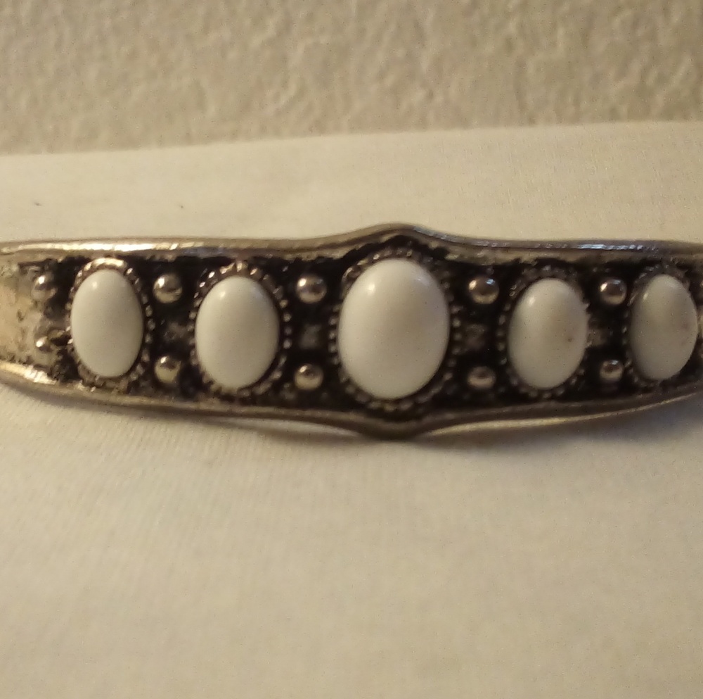 Bracelet with white stones